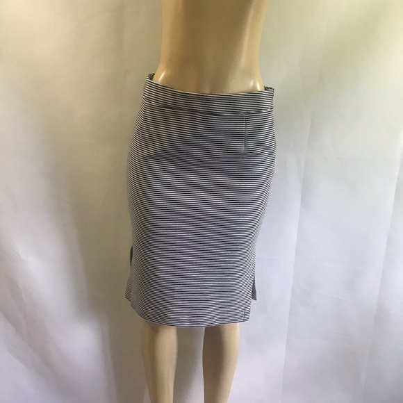 Banana Republic Dresses & Skirts - BANANA REPUBLIC beautiful fitted  pencil skirt